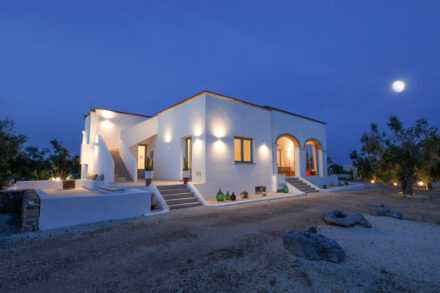 petra-sud-est-charme-struttura-notte